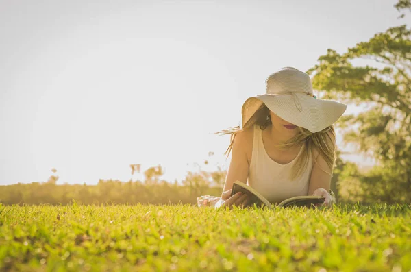 Mujer Bonita Leyendo Libro Acostado Césped Visto Desde Arriba Con — Foto de Stock