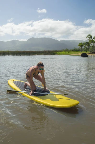 Mujer Joven Practicando Stand Paddle Lago Tabla Amarilla Remando Paddleboarding — Foto de Stock