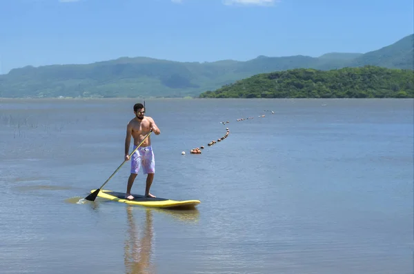 Joven Practicando Stand Paddle Lago Tabla Amarilla Remando Paddleboarding — Foto de Stock