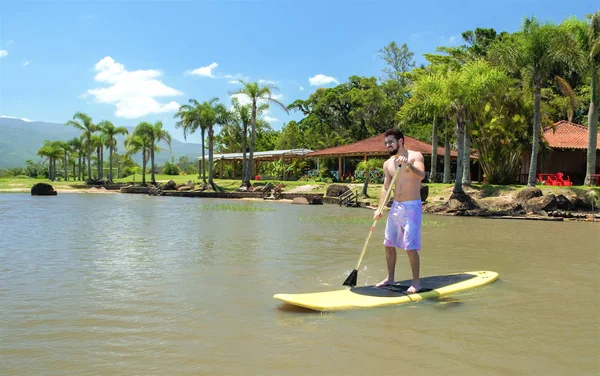 Joven Practicando Stand Paddle Lago Tabla Amarilla Remando Paddleboarding — Foto de Stock