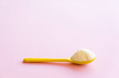 Pembe bir arka planda şeker yakın çekim ile kaşık