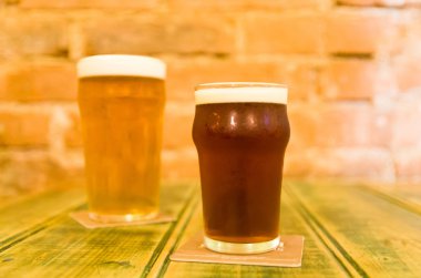 Cam bardak bira üstüne bira bar sayacı, brewpub, craftbeer.