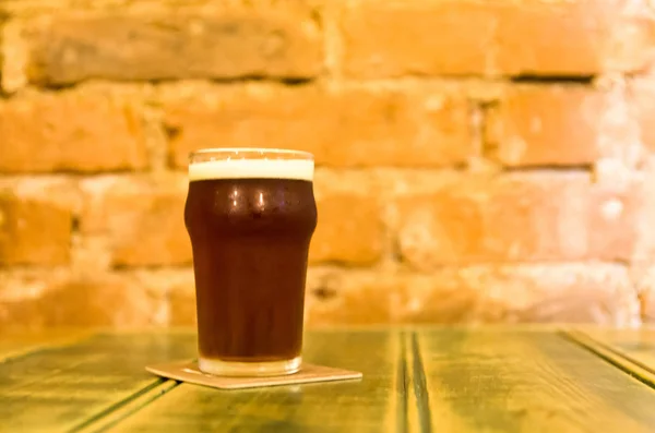Szkła Kufel Piwa Nad Bar Licznika Piwiarnia Craftbeer — Zdjęcie stockowe
