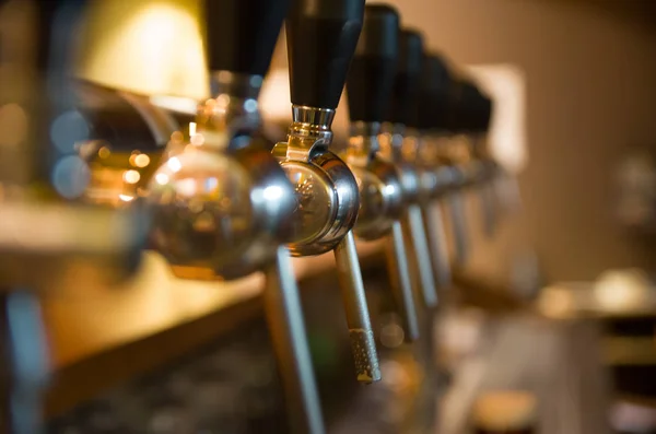 カウンター バーをタップ ビール工場直営パブ クラフト ビール — ストック写真