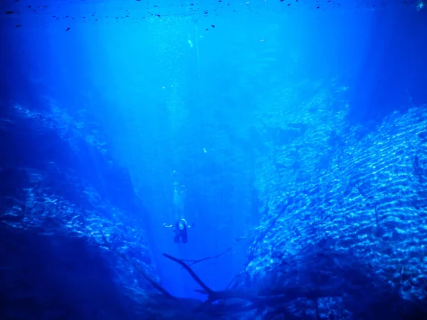 Practicando Buceo Snorkel Misteriosa Laguna Hermosa Laguna Agua Azul Turquesa — Foto de Stock
