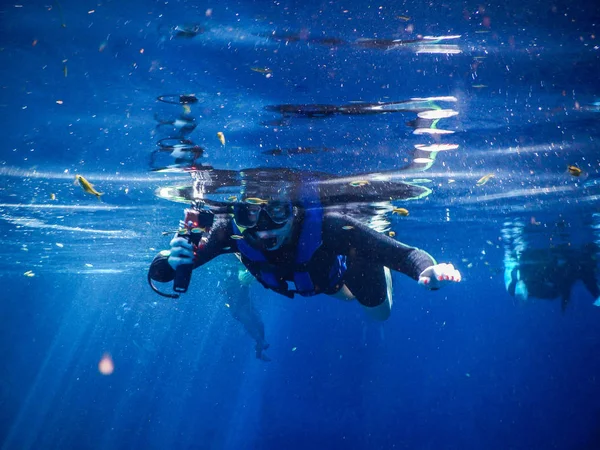 Praktikující Potápění Šnorchlování Tajemné Laguně Krásná Laguna Transparentní Tyrkysově Modrou — Stock fotografie