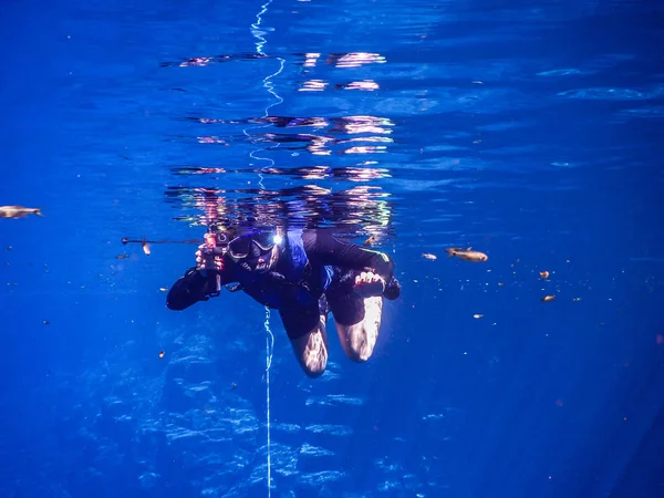 Gyakorló Búvárkodás Snorkeling Titokzatos Lagoon Gyönyörű Lagúna Átlátható Türkiz Kék — Stock Fotó