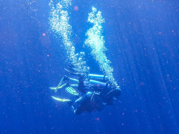 Praticando Mergulho Snorkeling Misteriosa Lagoa Bela Lagoa Águas Azuis Turquesa — Fotografia de Stock