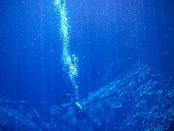 Praticando Mergulho Snorkeling Misteriosa Lagoa Bela Lagoa Águas Azuis Turquesa — Fotografia de Stock