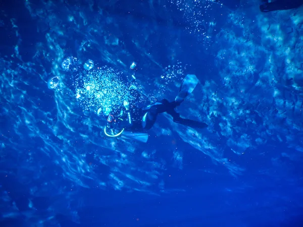 Praticando Mergulho Snorkeling Misteriosa Lagoa Bela Lagoa Águas Azuis Turquesa — Fotografia de Stock