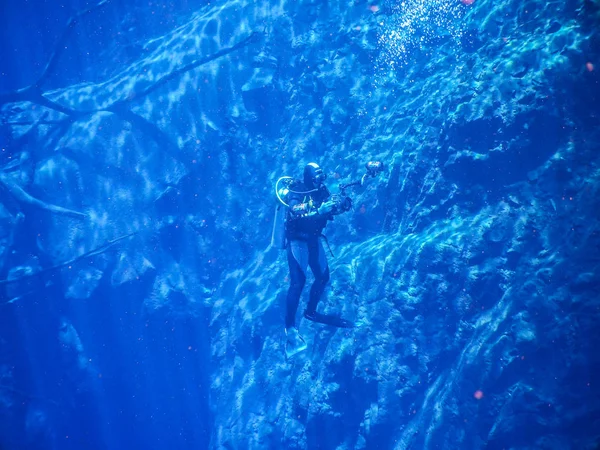 Praticando Mergulho Snorkeling Misteriosa Lagoa Bela Lagoa Águas Azuis Turquesa — Fotografia de Stock