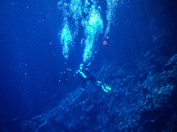 Praticando Mergulho Snorkeling Misteriosa Lagoa Bela Lagoa Águas Azuis Turquesa — Fotografia de Stock