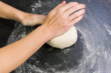 Pizza Hamur siyah granit tablo hazırlama kadın