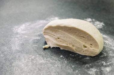 Hazırlık pizza hamuru, hamur dinlenme.