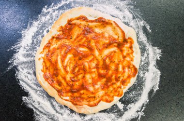 Pizza, pizza hamuru domates soslu close-up hazırlanıyor.