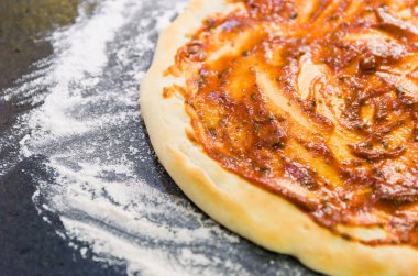 Pizza, pizza hamuru domates soslu close-up hazırlanıyor.