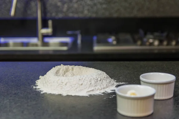 Mound Wheat Flour Top Black Granite Table Preparation Pizza Dough — Stock Photo, Image