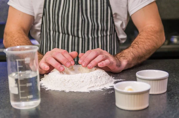 Uomo Che Prepara Pasta Della Pizza Sul Tavolo Granito Nero — Foto Stock