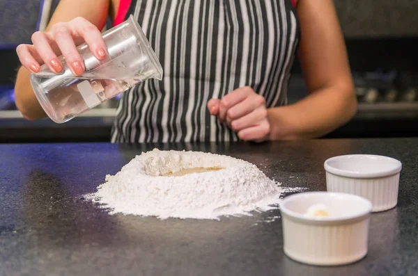 Donna Che Prepara Pasta Della Pizza Sul Tavolo Granito Nero — Foto Stock