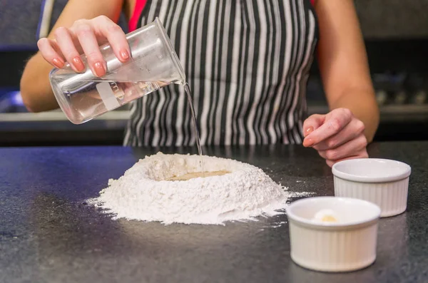 Donna Che Prepara Pasta Della Pizza Sul Tavolo Granito Nero — Foto Stock