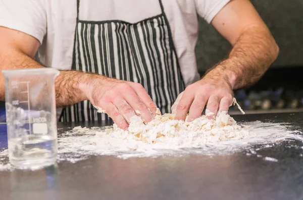 Uomo Che Prepara Pasta Della Pizza Sul Tavolo Granito Nero — Foto Stock