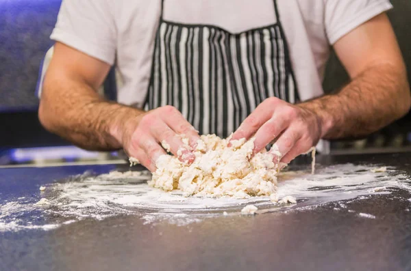 Uomo Che Prepara Pasta Della Pizza Sul Tavolo Granito Nero — Foto Stock