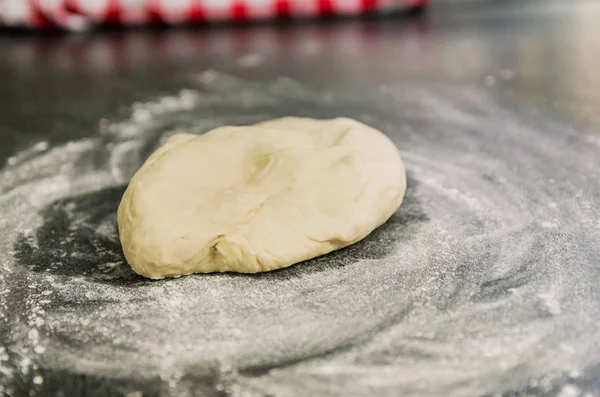 Buğday Unu Siyah Granit Masa Pizza Hamuru Hazırlanması Üstünde Höyük — Stok fotoğraf