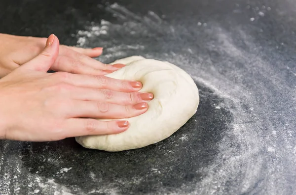 Pizza Hamur Siyah Granit Tablo Hazırlama Kadın — Stok fotoğraf