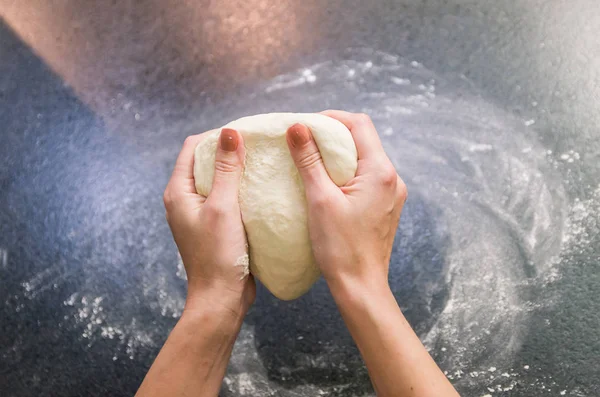 Mujer Preparando Masa Pizza Mesa Granito Negro —  Fotos de Stock