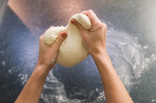 Donna Che Prepara Pasta Della Pizza Sul Tavolo Granito Nero — Foto Stock