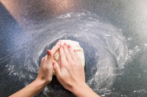 Donna Che Prepara Pasta Della Pizza Sul Tavolo Granito Nero — Foto Stock