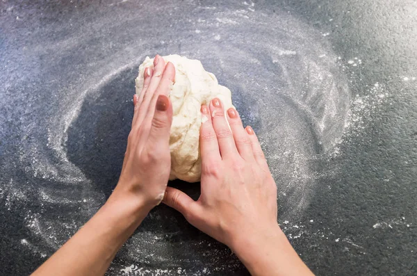 Donna Che Prepara Pasta Della Pizza Sul Tavolo Granito Nero — Foto Stock