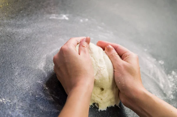 Frau Bereitet Pizzateig Auf Schwarzem Granittisch — Stockfoto