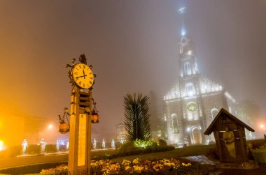 St. Peter (Igreja Matriz çok Pedro Apstolo) Havari anne kilisede gece aydınlatma ışık, Gramado, Rio Grande do Sul, Brezilya