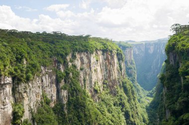 Güzel manzara Itaimbezinho Kanyon ve yeşil rainforest Cambara do Sul, Rio Grande yapmak Sul, Brezilya