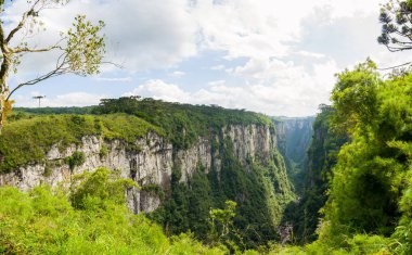 Güzel manzara Itaimbezinho Kanyon ve yeşil rainforest Cambara do Sul, Rio Grande yapmak Sul, Brezilya
