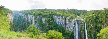 Güzel manzara Itaimbezinho Kanyon ve yeşil rainforest Cambara do Sul, Rio Grande yapmak Sul, Brezilya