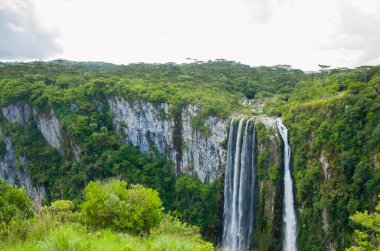Güzel manzara Itaimbezinho Kanyon ve yeşil rainforest Cambara do Sul, Rio Grande yapmak Sul, Brezilya