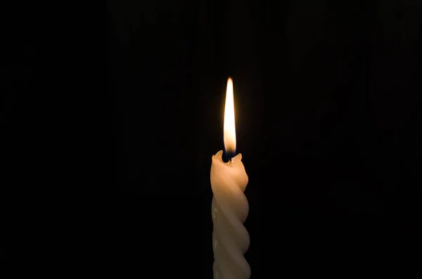 Close candle flame in the dark, flame illuminating the darkness. — Stock Photo, Image