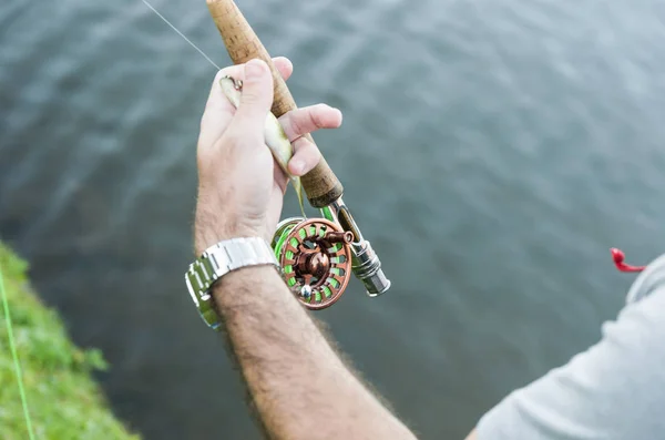 Flyfishing op het meer in Brazilië, jonge visser vissen. — Stockfoto