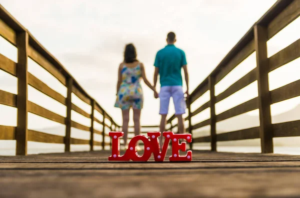 Couple avant mariage et paysage incroyable à Torres plage . — Photo