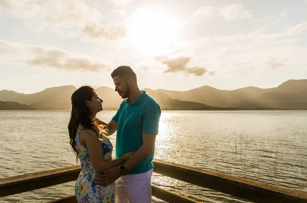 新婚夫妇与托雷斯海滩迷人的风景. — 图库照片