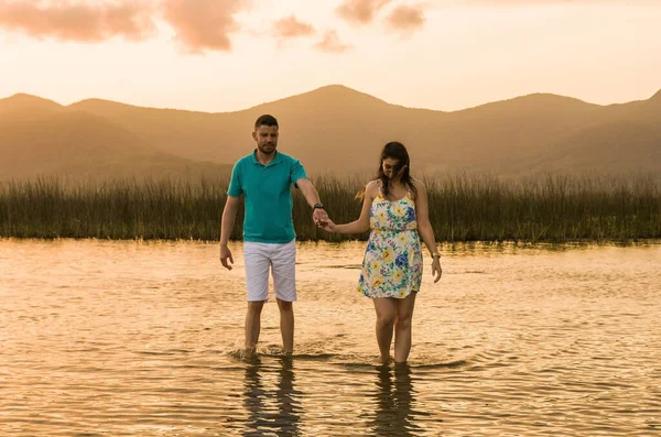 Couple avant mariage et paysage incroyable à Torres plage . — Photo