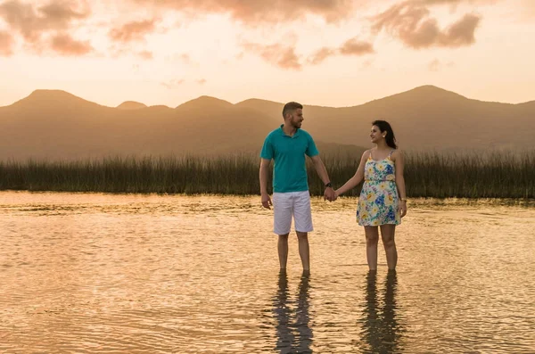 Couple avant mariage et paysage incroyable à Torres plage . — Photo