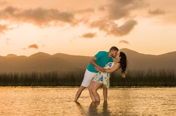 新婚夫妇与托雷斯海滩迷人的风景. — 图库照片