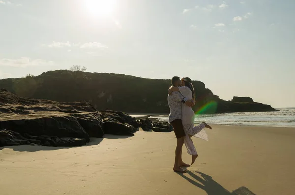 Couple avant mariage et paysage incroyable à Torres plage . — Photo