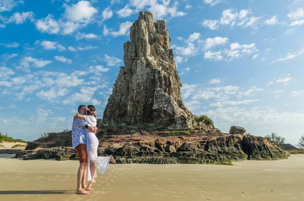 Esküvő előtti pár és csodálatos táj Torres strandján. — Stock Fotó