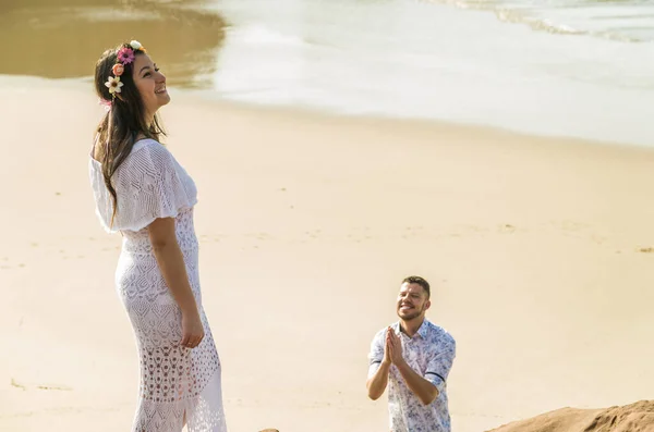 新婚夫妇与托雷斯海滩迷人的风景. — 图库照片
