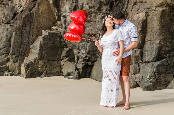 Esküvő előtti pár és csodálatos táj Torres strandján. — Stock Fotó