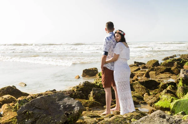 Couple avant mariage et paysage incroyable à Torres plage . — Photo